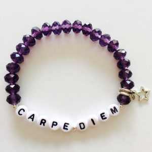 Perlenarmband “Carpe Diem” lila